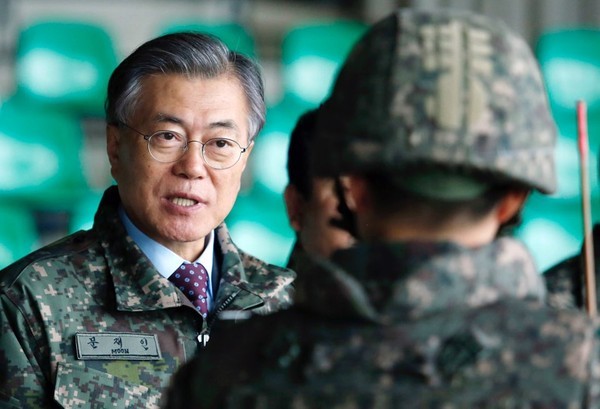 ▲ 지난 10월 31일 서부전선 1사단 부대를 방문한 문재인 더불어민주당 전 대표.ⓒ문 전 대표측 제공