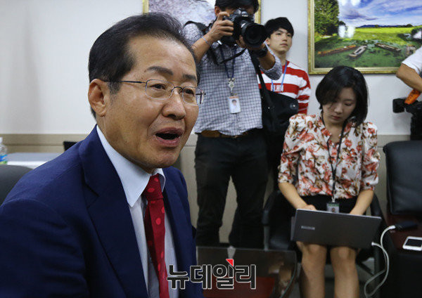 ▲ 새누리당 홍준표 경남도지사가 23일 페이스북을 통해 최근 탈당을 실행한 의원과 지자체장을 강도높게 비판했다. ⓒ뉴데일리 이종현 기자