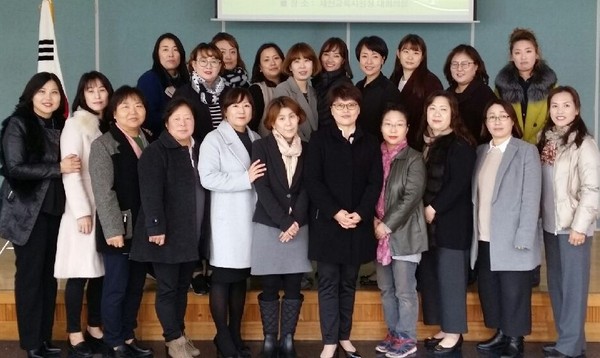 ▲ 제천시학부모연합회원들이 성금을 전달 후 기념촬영을 가졌다.ⓒ제천교육지원청