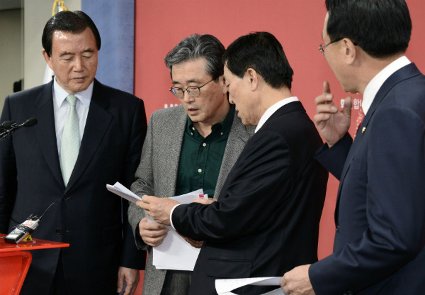 ▲ 새누리당 이한구 공천관리위원장이 지난 20대 총선을 앞두고 비례대표후보자명부를 발표하고 있다. 새누리당이 해체 후 재창당을 위해 자진해산하면 이 때 발표한 비례대표후보자명부는 무효가 된다. 이미 국회의원이 된 비례대표 의원들은 상관 없지만, 후보자들은 향후 비례대표직을 승계할 수 없다. ⓒ뉴시스 사진DB