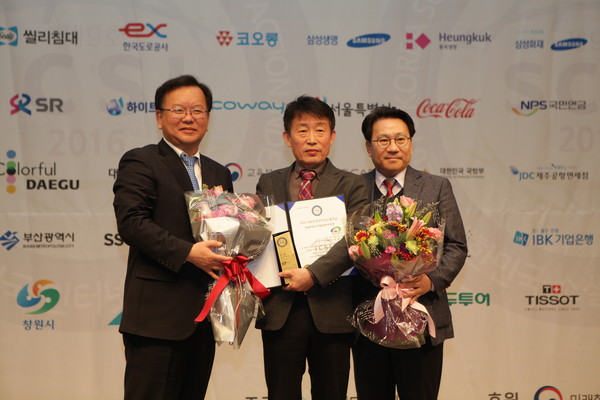 ▲ 천안시가 23일 한국언론진흥재단에서 열린 제9회 대한민국 인터넷 소통대상 시상식에서 ‘인터넷소통대상’과 ‘디지털콘텐츠대상’을 수상했다.ⓒ천안시