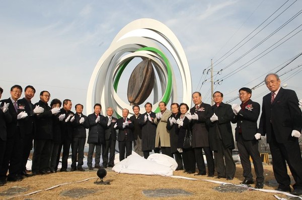 ▲ 충북 청주시 옥산면 소로리에서 23일 세계 최고(最古)의 청주 소로리볍씨 상징 조형물이 제막됐다.ⓒ청주시