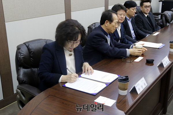 ▲ 아세아항공직업전문학교 전영숙 이사장이 MOU 협약서에 싸인하고 있다. ⓒ아세아항공전문학교