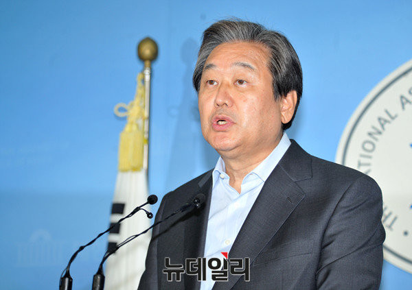 ▲ 새누리당 김무성 전 대표최고위원(사진)은 24일 MBC라디오에 출연해 개헌을 고리로 대규모 정계개편을 촉발할 의지를 드러냈다. ⓒ뉴데일리 이종현 기자