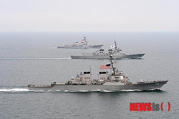 ▲ 美정부는 한일 간의 군사비밀정보 보호협정 서명을 환영한다고 밝혔다. 반면 국내에서는 이번 협정 서명을 '친일매국행위' '밀실조약'이라고 부르며 비난하고 있다. 사진은 2013년 4월 한미일 연합해상훈련 모습. ⓒ뉴시스. 무단전재 및 재배포 금지.