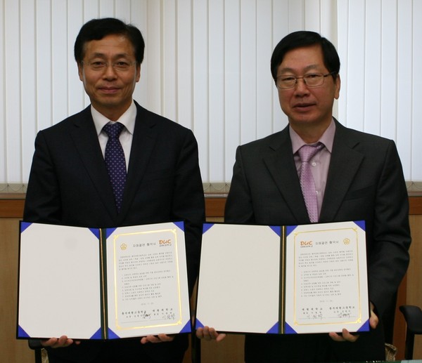 ▲ 이원탁 대원대 총장(오른쪽)과 김병구 충주대원고 교장이 자매결연 협약을 갖고 있다.ⓒ대원대