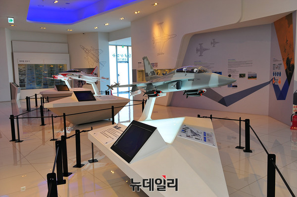 ▲ T-50을 기반한 파생형 버전 전시 목업ⓒ오세진 사진기자
