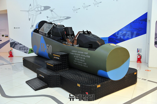 ▲ T-50을 기반한 파생형 FA-50 버전 전시 목업ⓒ오세진 사진기자