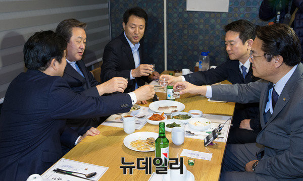 ▲ 정진석 원내대표가 비박계 대선주자들과 함께 만나 의견을 나누고 있다. 그는 최순실 사태로 인한 새누리당 내홍사태가 벌어지자 중재 역할을 자임했다. ⓒ뉴데일리 이종현 기자