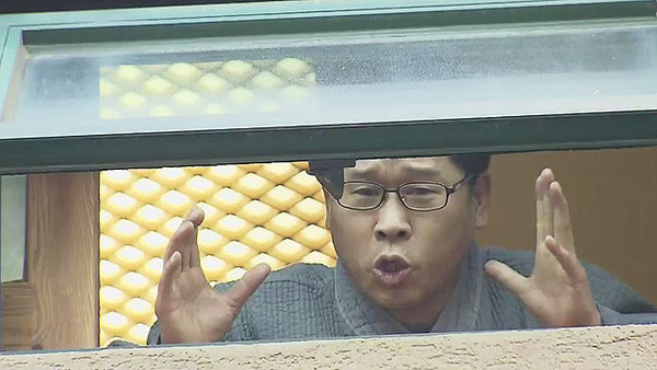 지난해 12월 1일 오후 서울 종로구 조계사 관음전에서 한상균 민주노총 위원장이 창문을 열고 2차 시위를 독려하고 있다.ⓒSBS뉴스 화면