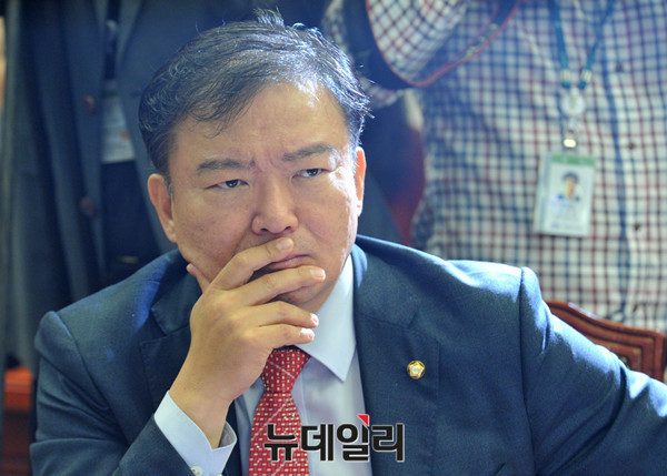 ▲ 새누리당 민경욱 대변인이 24일 야당의 법인세 인상 움직임에 반발했다. ⓒ뉴데일리 이종현 기자