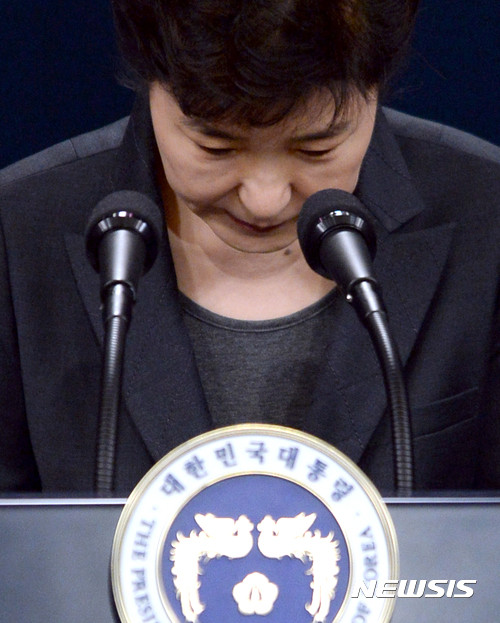 ▲ 박근혜 대통령이 지난 4일 청와대 춘추관에서 최순실 사태와 관련해 검찰수사 수용 입장을 밝히는 대국민 담화를 발표하기에 앞서 머리숙여 인사하고 있다. ⓒ뉴시스
