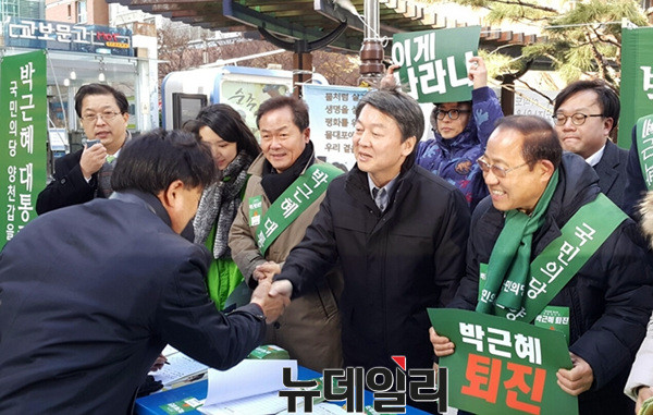 ▲ 국민의당 안철수 전 상임공동대표가 24일 서울 양천구 행복한백화점 부근 광장에서 '박근혜 대통령 퇴진을 촉구하는 서명운동'에 참석했다. ⓒ뉴데일리