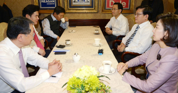 ▲ 새누리당 6인중진협의체의 파국이 임박했다는 관측이다. 사진은 지난 20일 서울 여의도 켄싱턴호텔에서 첫 회동을 갖고 있는 6인중진협의체 김재경·원유철·홍문종·주호영·정우택·나경원 의원. ⓒ뉴시스 사진DB