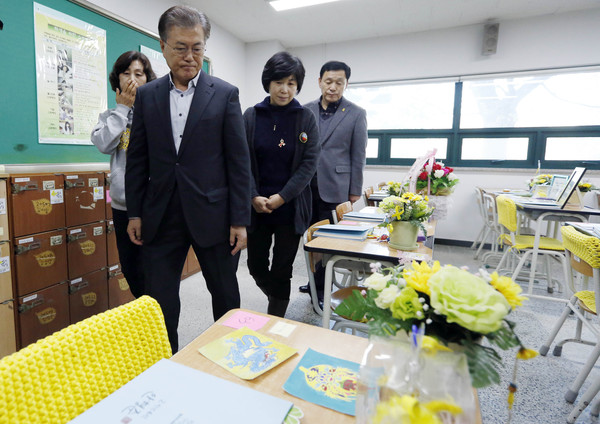 ▲ 문재인 전 더불어민주당 대표가 24일 오후 경기도 안산시 단원구 안산교육지원청 별관에 마련된 '4.16 기억교실'을 둘러보고 있다.ⓒ문 전 대표측 제공