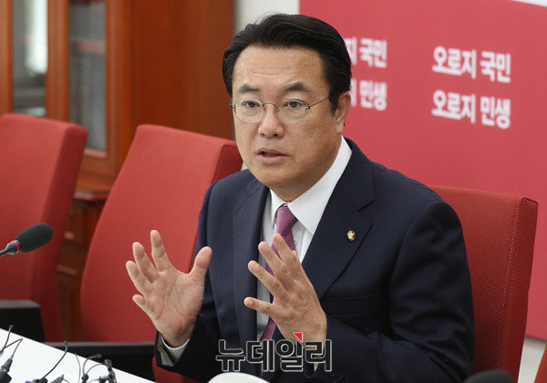 ▲ 새누리당 정진석 원내대표가 25일 의원총회에서 야당이 주장하는 12월 2일·9일 탄핵 소추안 가결에 찬성할 수 없다는 입장을 분명히 했다. ⓒ뉴데일리 이종현 기자