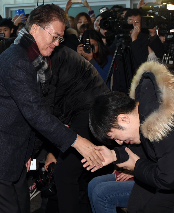 ▲ 문재인 더불어민주당 전 대표가 25일 오후 경기대학교 수원캠퍼스에서 학생들과 인사를 나누고 있다.ⓒ뉴시스