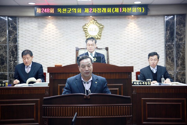 ▲ 김영만 군수가 25일 내년도 시정연설을 하고 있다.ⓒ옥천군