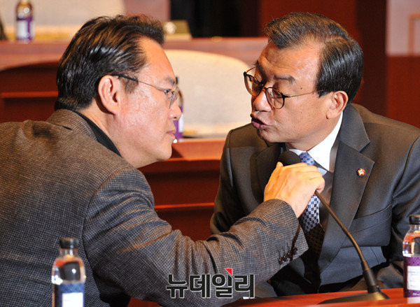 ▲ 새누리당 정진석 원내대표가 25일 의원총회를 앞두고 이정현 대표와 이야기를 나누고 있다. ⓒ뉴데일리 이종현 기자