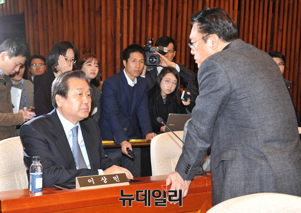 ▲ 이날 정진석 원내대표는 김무성 대표와도 이야기를 나눴다. 탄핵일정에 대해 찬성할 수 없다는 내용을 대화로 주고 받은 것으로 알려졌다. ⓒ뉴데일리 이종현 기자