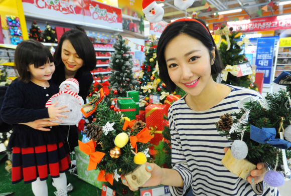 ▲ 25일 홈플러스 강서점에서 모델이 다양한 크리스마스 용품을 선보이고 있다. ⓒ홈플러스