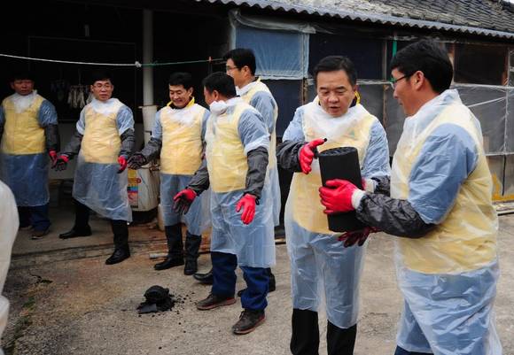 ▲ 현대삼호중공업 윤문균 사장과 노동조합 유영창이 영암 삼호읍 아산마을에서 사랑의 연탄 나눔 행사에 참가해 노사화합과 지역사랑을 실천하고 있다.ⓒ현대삼호중공업