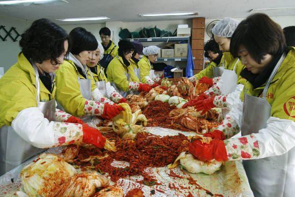 ▲ 귀뚜라미그룹과 한국가스안전공사 임직원들이 경기도 파주 장애인 보호시설을 방문해 김장 봉사 활동을 진행하는 모습.ⓒ귀뚜라미