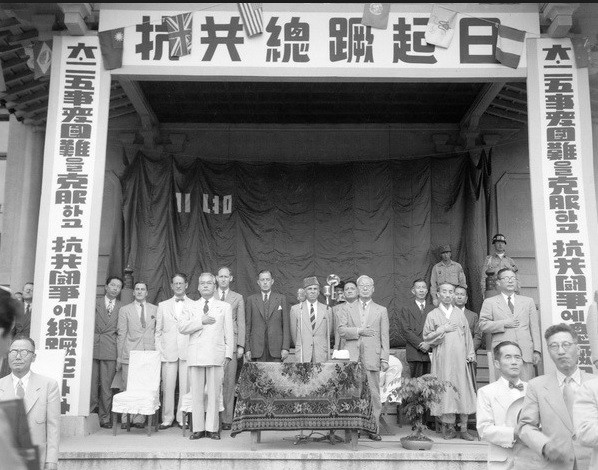 ▲ '항공 총궐기일'로 6.25침략 기념행사에서 국기에 대하여 경례하는 이승만 대통령, 신익희 국회의장, 김병로 대법원장.사진은 1951년 1주년때 행사장.(자료사진)