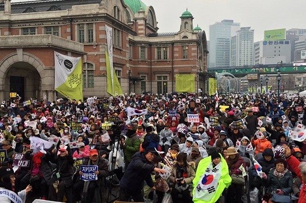 ▲ 새로운 한국을 위한 국민행동은 26일 서울역광장에서 '대통령 하야반대 및 안보지키기 국민대회'를 열었다.
