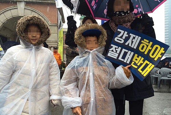 ▲ 부모님과 '대통령 하야 반대' 집회에 참석한 어린이들. ⓒ뉴데일리 강유화 기자