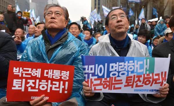 ▲ 26일 오후 서울 중구 청계광장에서 열린 더불어민주당 박근혜 대통령 퇴진 결의대회에서 문재인 전 대표와 박원순 서울시장이 나란히 앉아있다.ⓒ뉴시스