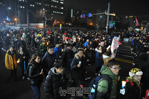 ▲ 시민들이 촛불행진을 하고 있다. ⓒ뉴데일리 이종현 기자