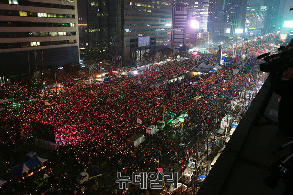 ▲ 26일 광화문광장 일대에서 박근혜 대통령 퇴진을 요구하는 5차 촛불집회가 열렸다. ⓒ사진공동취재단