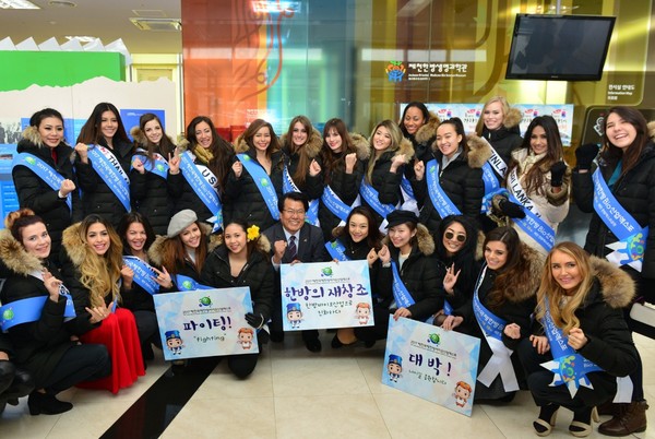 ▲ 슈퍼탤런트에 참가한 32개국 미녀들이 지난 25일 제천한방생명과학관에서 이근규 시장과 함께 기념촬영을 하고 있다.ⓒ제천시