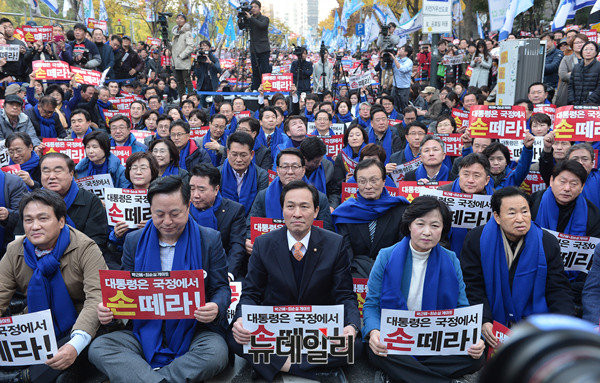 ▲ 촛불집회에 등장한 더불어민주당 소속 의원들. 이들은 지난 19대 국회에서 1948년 대한민국 정부 수립 주장에 대해 강하게 반발하며 국정역사교과서를 문제삼아왔다. ⓒ뉴데일리 정상윤 기자