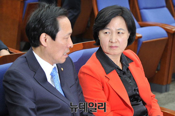 ▲ 더불어민주당 추미애 대표와 우상호 원내대표. 이들은 탄핵 표결에 당력을 집중하기 위해 국회 추천 총리 문제는 당 지도부 차원에서는 검토하지 않겠다는 입장으로 전해졌다. ⓒ뉴데일리 이종현 기자