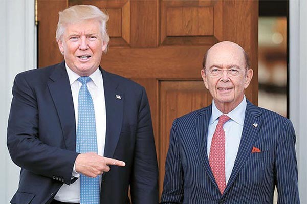 ▲ 美45대 대통령 당선자 도널드 트럼프가 윌버 로스 상무장관 후보와 이야기를 마친 뒤 언론 앞에 섰다. ⓒ뉴시스-AP. 무단전재 및 재배포 금지.