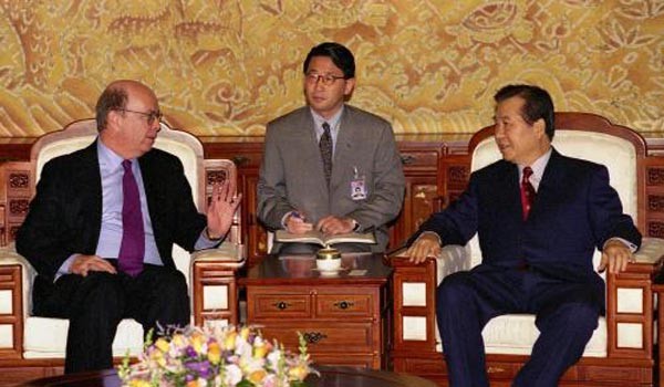 1998년 2월 청와대를 찾아 김대중 당시 대통령과 만난 윌버 로스. ⓒE히스토리 관련사진 캡쳐