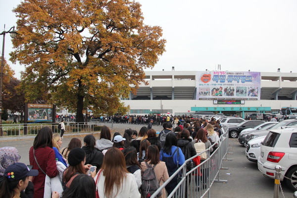 ▲ 지난 18일 경주에서 열린 K-POP 콘서트 ‘뮤직뱅크’에는 20개국이 넘는 곳에서 2,700여명의 외국인 관광객이 참가했다.ⓒ경북도 제공