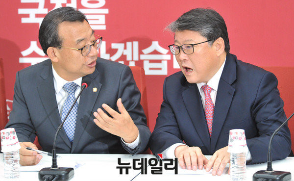 ▲ 새누리당 이정현 대표와 조원진 최고위원. 조원진 최고위원은 28일 최고위원회의에서 당내 비박계가 주축이 된 비상시국회의의 해체를 거듭 요청했다. ⓒ뉴데일리 이종현 기자