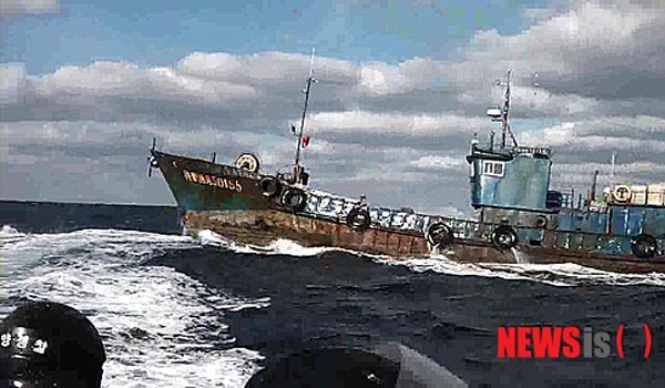 ▲ 2014년 3월 한국 해경의 퇴거경고에 불응하다 나포된 북한 어선. 북한 어선들이 이처럼 위험하게 조업하는 이유는 김정은 집단이 주요 어장을 중국어선에게 팔아넘긴 탓이라고 한다. ⓒ뉴시스. 무단전재 및 재배포 금지.