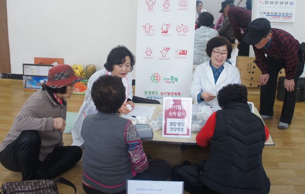 ▲ 제천시보건소 방문보건팀이 경로당을 방문해 노인들을 대상으로 혈압과 혈당을 측정해 주고 있다.ⓒ제천시보건소