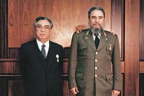 ▲ 1986년 4월 北평양을 찾은 피델 카스트로를 맞이한 김일성. 피델 카스트로는 '반제국주의'를 외치면서 자국민의 인권을 탄압하고 착취한 독재자였다. ⓒ브라질 北체제 선전매체 화면캡쳐