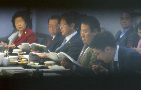 ▲ 새누리당 이은재·염동열·김세연 의원 등이 28일 오전 서울 여의도 모처에서 이준식 사회부총리가 가져온 국정 역사교과서 현장검토본을 사전 검토하며 의견을 개진하고 있다. ⓒ뉴시스 사진DB