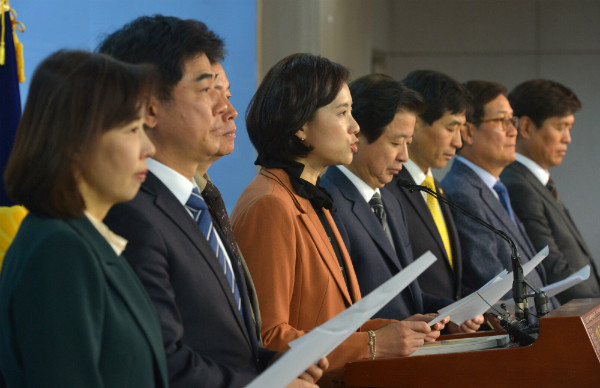 ▲ 국회 교문위 소속 더불어민주당과 국민의당 의원들이 28일 오후 국회에서 기자회견을 열어 올바른 국정 역사교과서를 폐기할 것을 촉구하고 있다. ⓒ뉴시스 사진DB