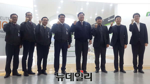 ▲ 주형환 산업통상자원부 장관(왼쪽 다섯번째)이 28일 LS산전 청주공장을 방문해 임직원들을 격려했다.ⓒ김종혁 기자