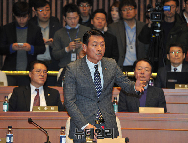새누리당 황영철 의원(사진)은 28일 YTN라디오에 출연해 박근혜 대통령에 대한 탄핵소추안 처리와 국회 개헌특위 설치를 연계할 의사는 없다고 밝혔다. ⓒ뉴데일리 이종현 기자