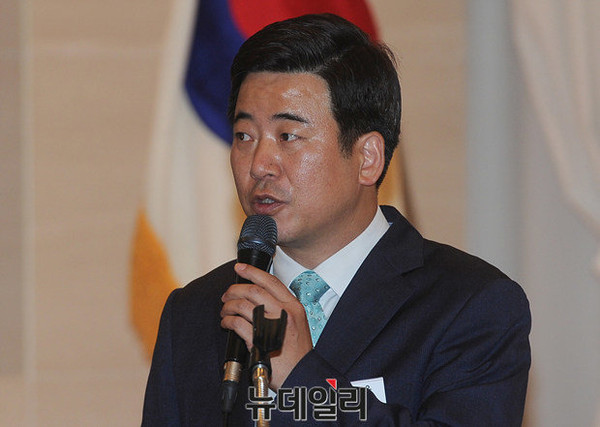 ▲ 새누리당 정준길 서울 광진을 당협위원장은 27일 열린 비상시국회의 총회에 참석해, 일단 탄핵소추안이 의결되고나면 더불어민주당 친문 세력은 개헌 논의에 협조하지 않을 것이라고 우려를 표했다. ⓒ뉴데일리 사진DB