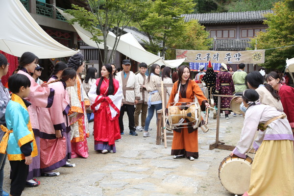 ▲ 단양온달문화축제에 참여한 관광객들이 고구려복식을 입고 즐기는 모습.ⓒ단양군