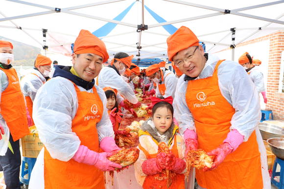 ▲ 한화시스템㈜ 장시권 대표이사(오른쪽 첫째)를 비롯한 한화시스템 임직원 및 가족 120여 명은 지난 26일 경북 상주보육원을 찾아 '제12회 사랑 나눔 김장축제' 행사를 진행했다.ⓒ한화시스템